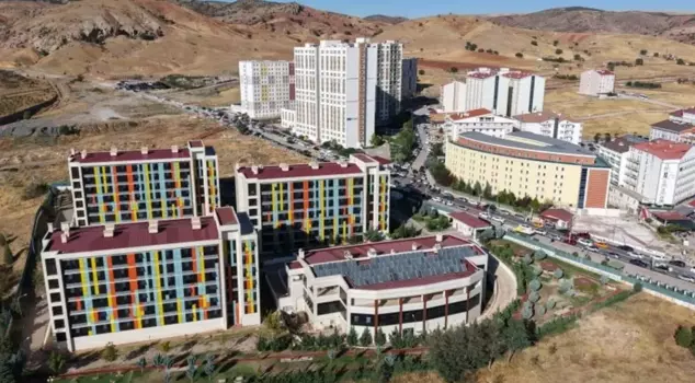 The number of university students has doubled the district's population: The occupancy rate in dormitories has exceeded 90%.