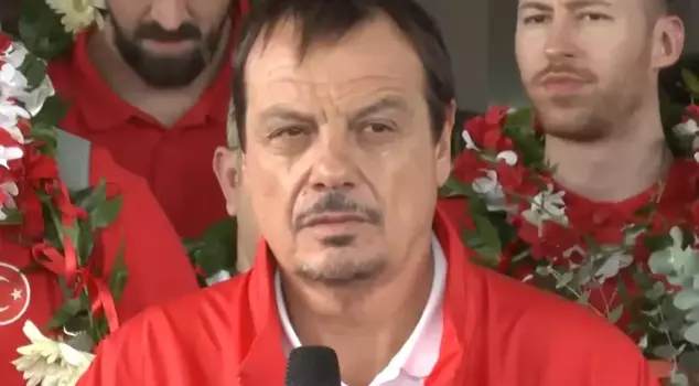 He struggled to even stand up! Ergin Ataman's difficult moments.