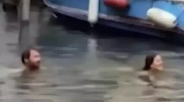 A tourist couple who jumped into the water in the tourist city was expelled from the city.