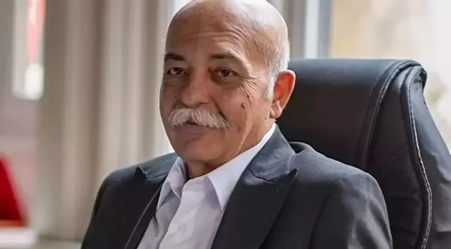 Master actor Settar Tanrıöğen lives in a two-room apartment with his cat.