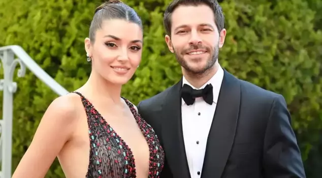 Hande Erçel's bathroom pose after the breakup: Her abs caught attention.