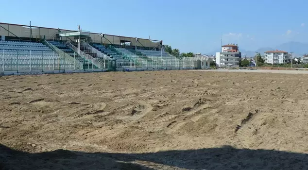 The renovation work at the stadium has stopped! The fans are upset.