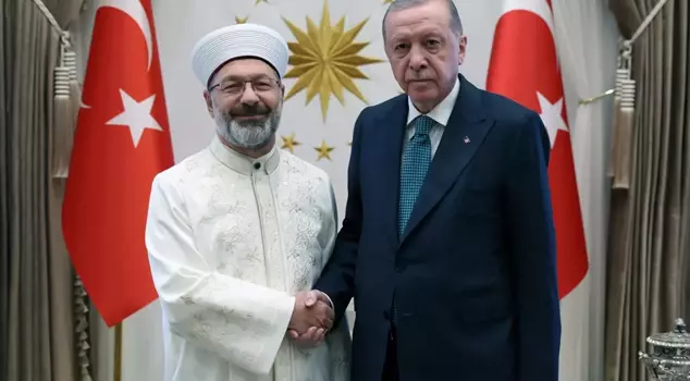Former President of Religious Affairs Ali Erbaş bids farewell to President Erdoğan.