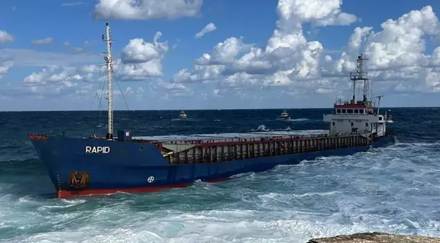 A cargo ship ran aground in Kocaeli, and 7 crew members are stranded.