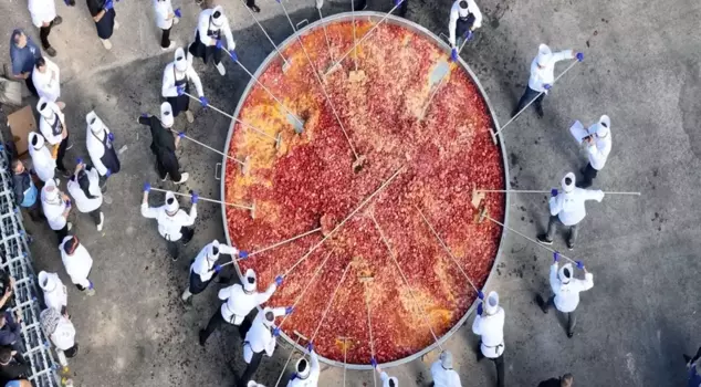 A world record was set in Afyon with a 1930-kilogram sausage and egg dish.
