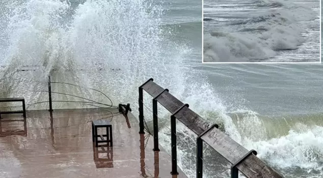 Experts have issued warning after warning! The wave height in the city has reached 5 meters.