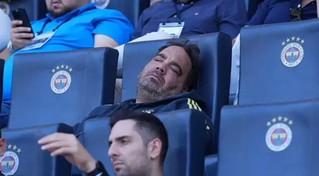 An interesting moment at the Fenerbahçe congress: A fan fell asleep.