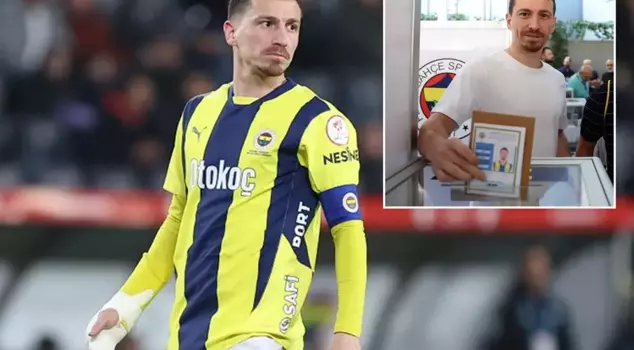 Fenerbahçe captain Mert Hakan Yandaş cast his vote.