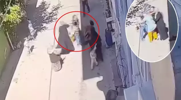 Three women attacked a mother walking with her child, beating her with kicks and punches.