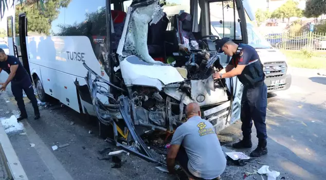 A tour bus and a passenger minibus collided in Alanya: 15 injured.