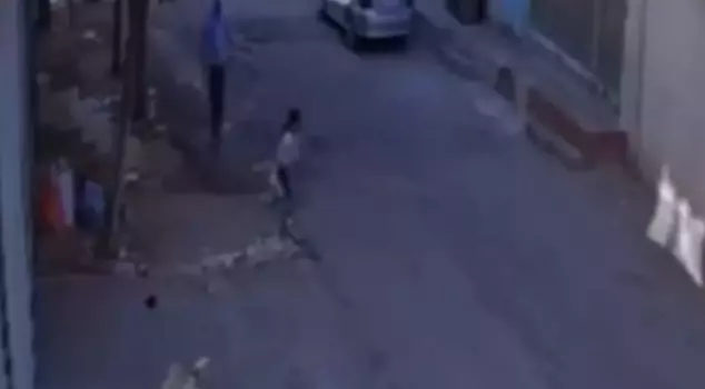 The neighborhood saved the girl! The whole city is searching for this pervert.