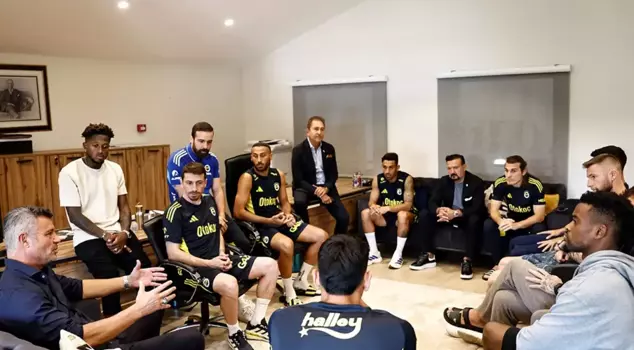 Sadettin Saran met with the football team! A notable detail from the meeting.