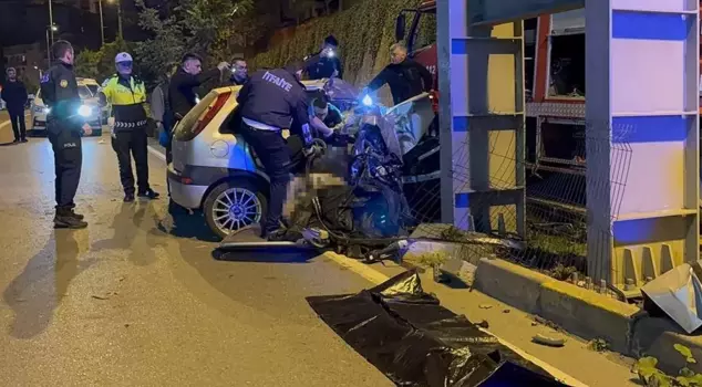 The car that crashed into the overpass was split in half: 2 people lost their lives.