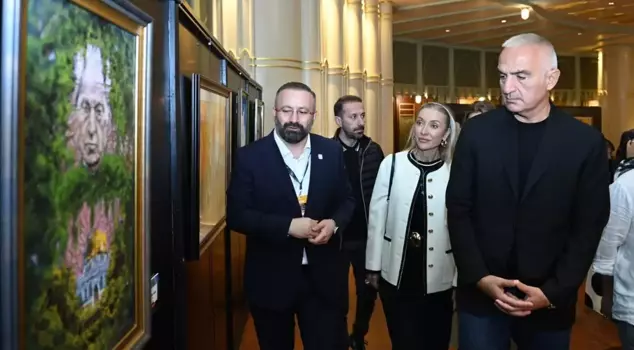 Minister Ersoy went on an art tour in Beyoğlu with his wife.