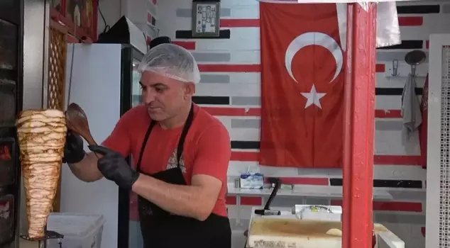 A vendor selling döner for 35 TL: Look at how they calculated their costs.