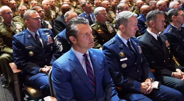 U.S. Secretary of War Hegseth declared war on the overweight generals in the army.
