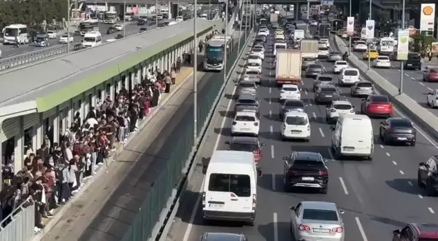 After the earthquake, there was a great panic! Those who took their vehicles went out onto the street, and traffic came to a standstill.