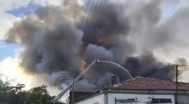 Warehouse fire in Izmir! Teams are continuing their intervention.