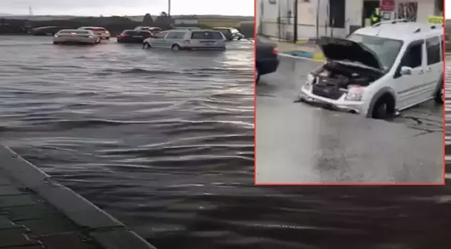 Izmir was hit by heavy rainfall! The road collapsed, and a vehicle in motion fell into the sinkhole.