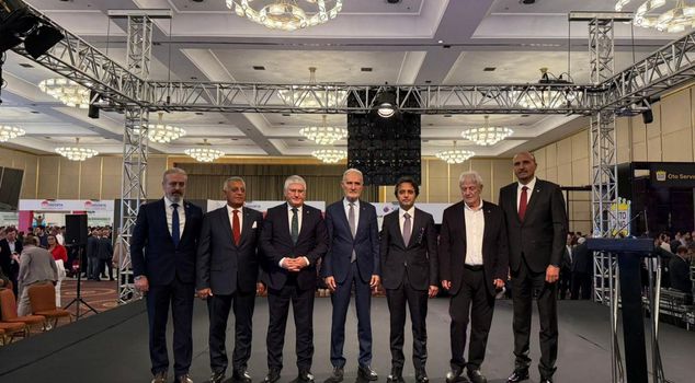 Türkiye'nin sigorta potansiyeli 100 milyar doların üstünde. 

تجاوزت إمكانيات التأمين في تركيا 100 مليار دولار.
