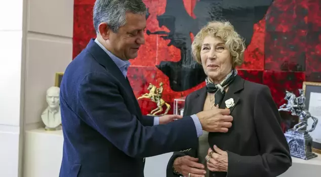 Famous author Ayşe Kulin has joined the CHP! She personally pinned on her badge.