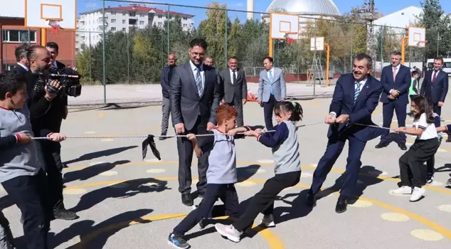 Minister Tekin played dodgeball and tug-of-war with the students.