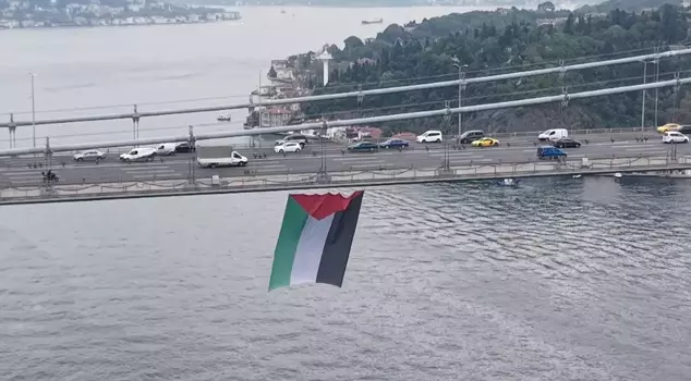 Flags were hung on the bridges of the Istanbul Bosphorus in support of Palestine.