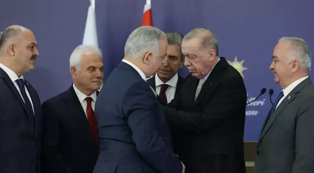 7 mayors joined the AK Party! Erdoğan personally pinned the badges on them.