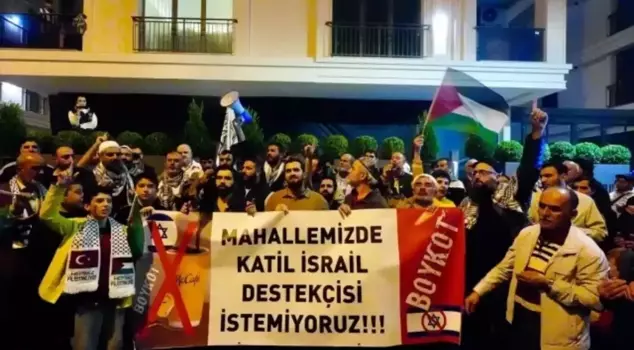 Protest in Üsküdar against McDonald's: We do not want Jewish capital in our neighborhood.