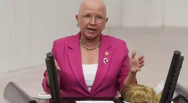 The CHP member Nurten Yontar, who took off her wig at the podium, announced that she has overcome cancer.