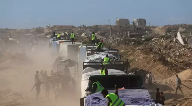 The moment that Palestinians have been waiting for months! Trucks loaded with food and fruit have entered the Gaza Strip.