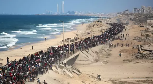 After Israel's withdrawal, Gazans began to return to their homes.