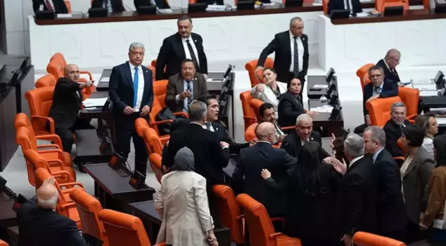 The parliament is in chaos again! The members of parliament charged at each other.