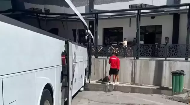 The figure is quite funny too! The players of an 80-year-old Turkish club were held hostage in a restaurant.