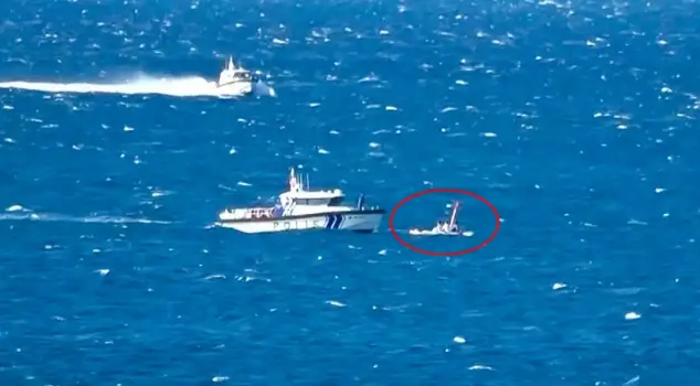 Smartwatch saved the day! 19 young people were found holding onto each other in the middle of the sea.