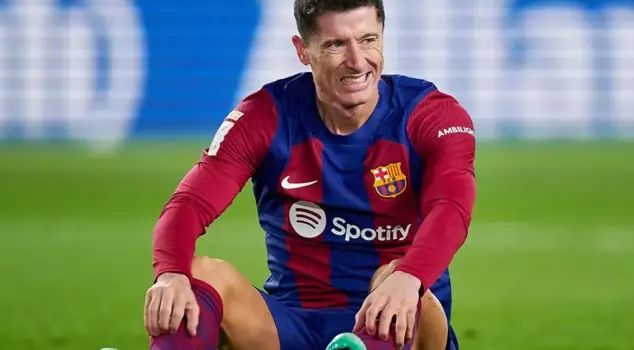 The player associated with Fenerbahçe, Lewandowski, receives a big shock.