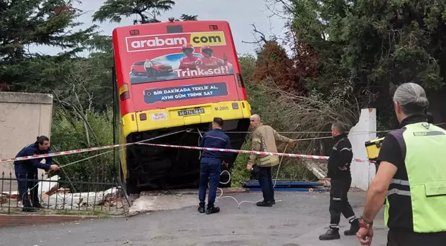 A disaster was avoided in Istanbul! An IETT bus with failed brakes had an accident.
