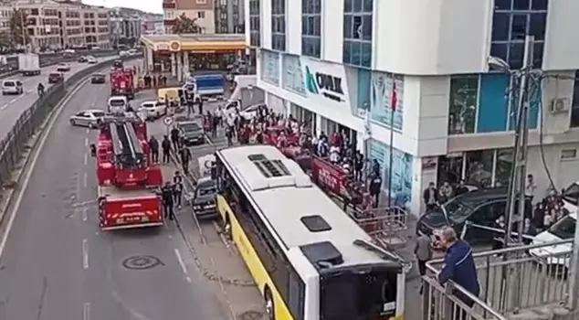 A bus crashed into a bus stop in Çekmeköy: 1 dead, 4 injured.