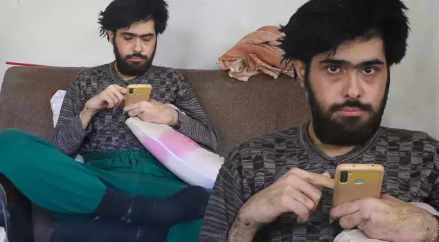 The former appearance of the young man who hasn't cut his nails or taken a shower for three years has emerged.
