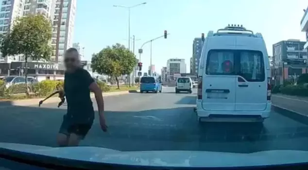 The person who gets out of their vehicle will face a fine of 180,000 TL, while those who do not give way to the ambulance will be fined 46,000 TL.