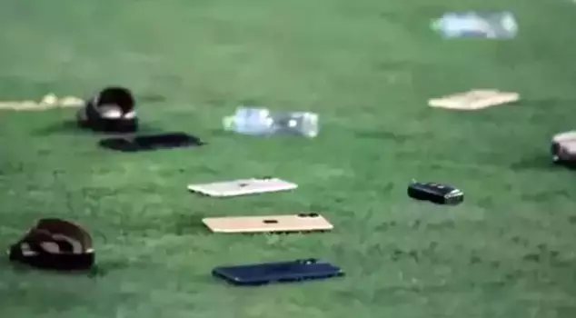 A controversial match in Qatar! The objects thrown onto the field were of an unprecedented kind.