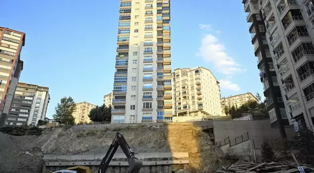 Terrifying landslide in Ankara: 17-story building housing 300 people evacuated.