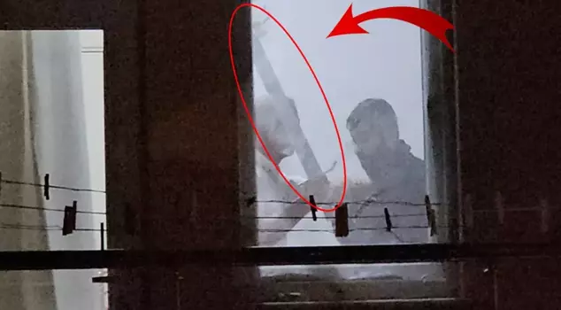 He took his friend, whom he invited to his home, hostage with a sword.
