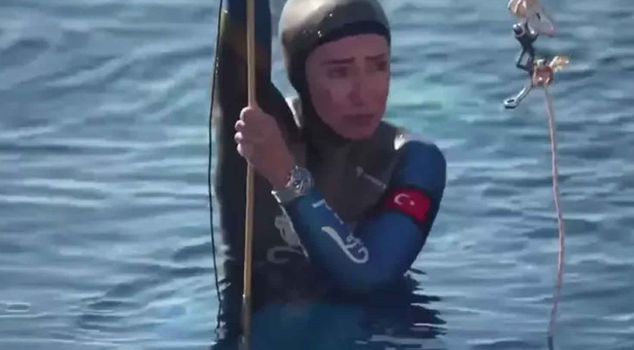 Support for Gaza from Şahika Ercümen: A historic dive of 107 meters.