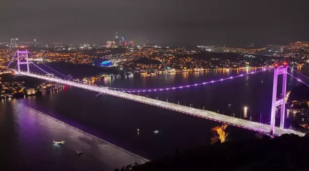 The bridges in Istanbul were illuminated in pink.