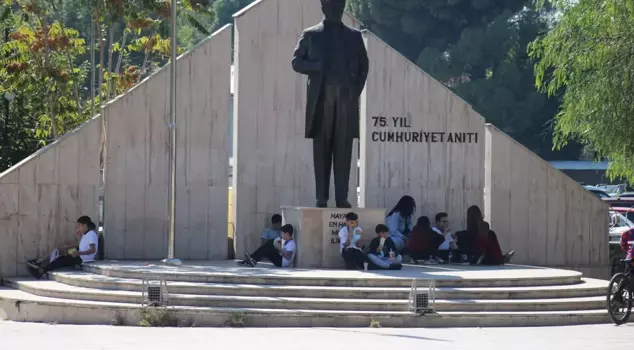 Students who are not allowed into the cafeteria have to eat their lunch on the street.