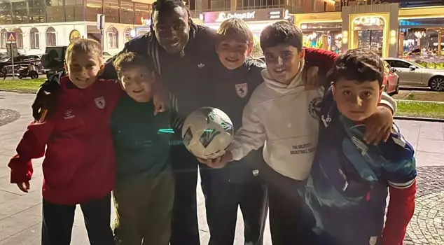 The new star of the Super League played football on the sidewalk with the children.