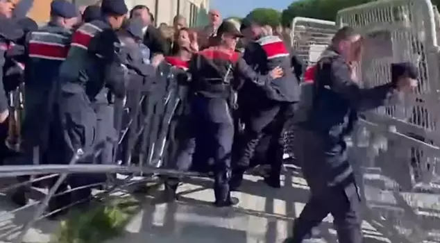 İmamoğlu is appearing in court! A scuffle occurred between the crowd and the gendarmerie.