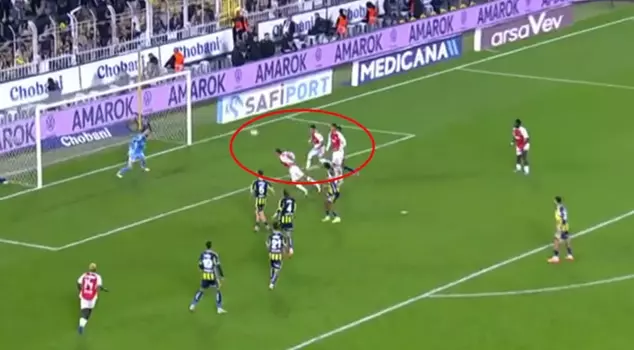 Is it offside or not? Famous commentators agreed on a position that divided the country in two.