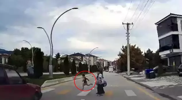 Pedestrian crossing accident: The car hit the 4-year-old child like this.